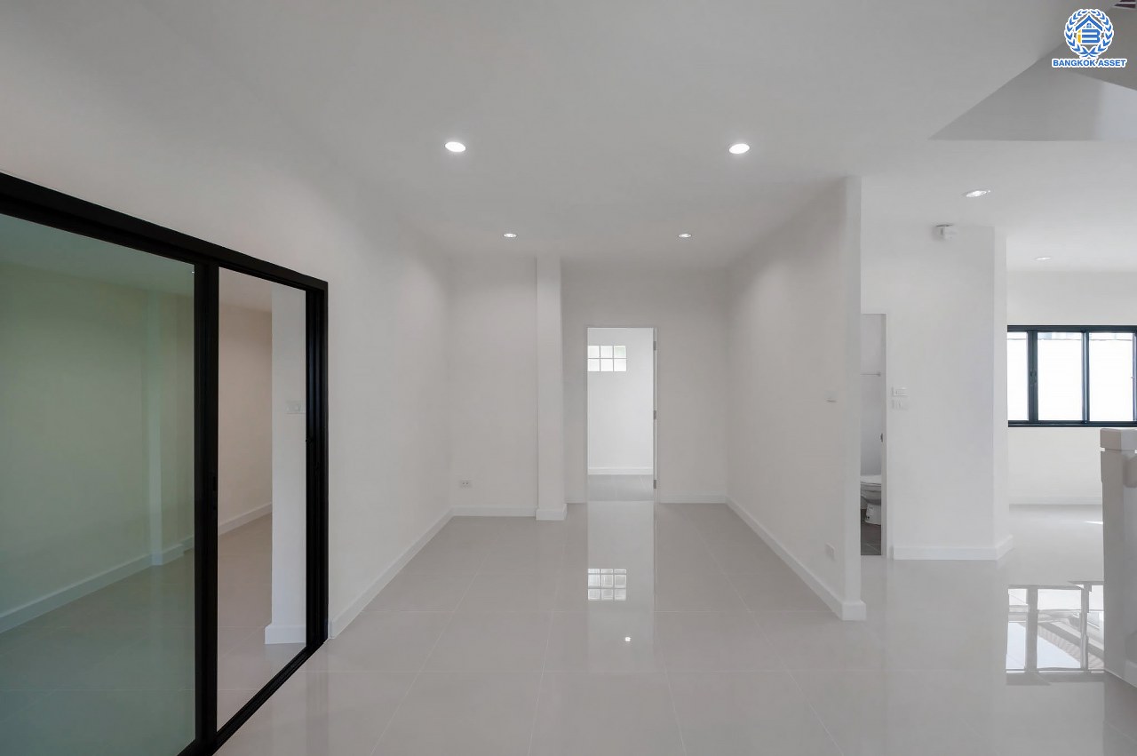 บ้านมือสองตกแต่งใหม่ โครงการ ซอยนวนิช ปากเกร็ด เนื้อที่ 45 ตร.ว. พื้นที่ใช้สอยมากกว่า 164.5 ตร.ม. พร้อมฟังก์ชัน 3 ห้องนอน 3 ห้องน้ำ 1 ห้องอเนกประสงค์ จอดรถได้ 1 คัน บนทำเลเมือง ใกล้เซ็นทรัลแจ้งวัฒนะ จุดขึ้นทางด่วน "แจ้งวัฒนะ" และรถไฟฟ้าสายสีชมพู "สถานีเลี่ยงเมืองปากเกร็ด"...